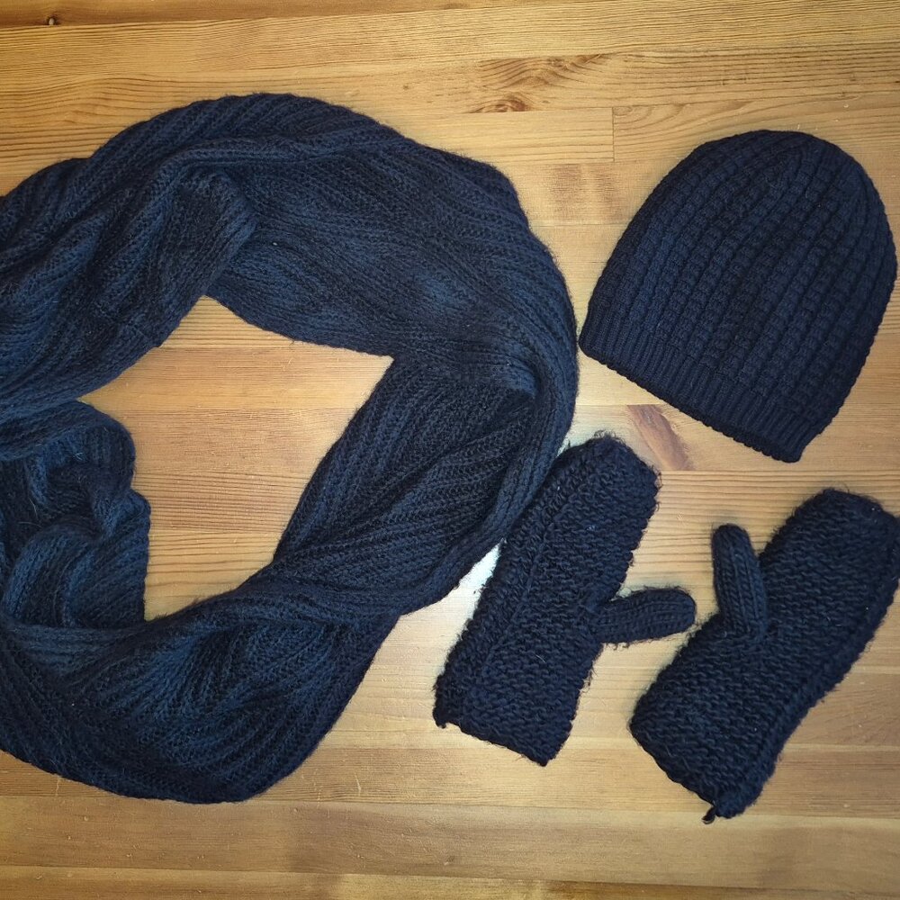 Winter black accessory kit scarf mittens hat tuque